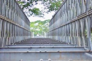 33 hombres del batallón de ingenieros del Ejército Nacional trabajan en la instalación del puente metálico sobre el río Ariporo