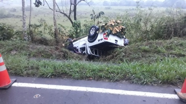 Por esquivar un caballo, vehículo se volcó en la vía
