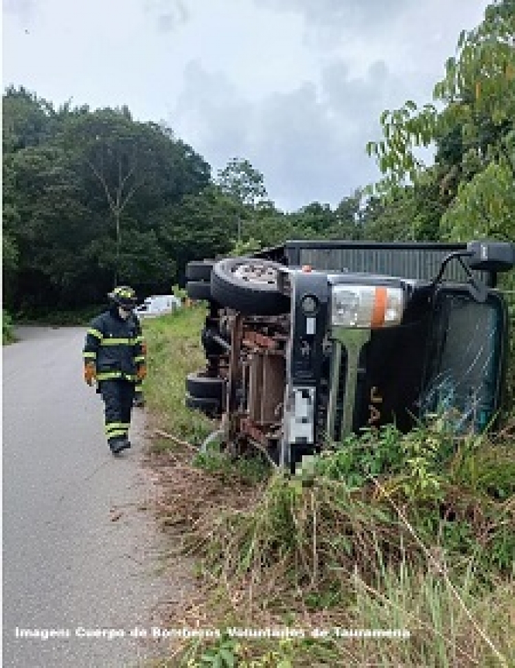 Furgón sufre accidente y termina volcado en la vía alterna Taurmanena – Monterrey