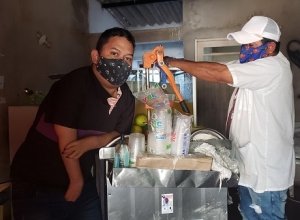 Historias de inclusión: Vendedor de limonadas lleva su hijo con discapacidad a la universidad