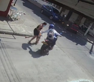 Un depravado en moto anda suelto por las calles de Yopal tocando las partes íntimas de mujeres