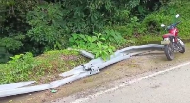 Joven motociclista cayó al vacío cuando cruzaba el puente sobre la quebrada La Guáimara, en Aguazul