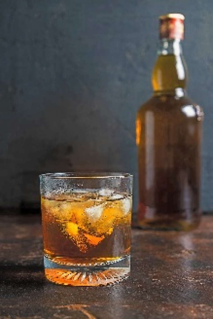 Cuidado con el licor adulterado: consejos esenciales para disfrutar unas festividades de fin de año seguras