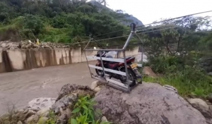 Habitantes de Sabanalarga arriesgan sus vidas al atravesar la quebrada La Paradiseña suspendidos en una cuja