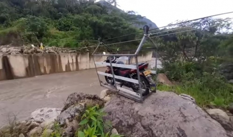 Habitantes de Sabanalarga arriesgan sus vidas al atravesar la quebrada La Paradiseña suspendidos en una cuja