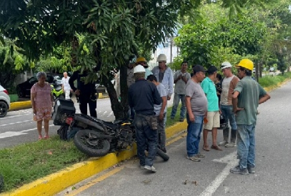 Tres personas resultaron lesionadas tras choque entre motocicletas en la esquina de la calle 15 con carrera 23