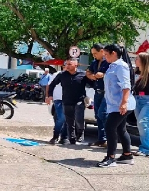 Senador Alirio Barrera se desmaya durante homenaje al coleador “Manotas”