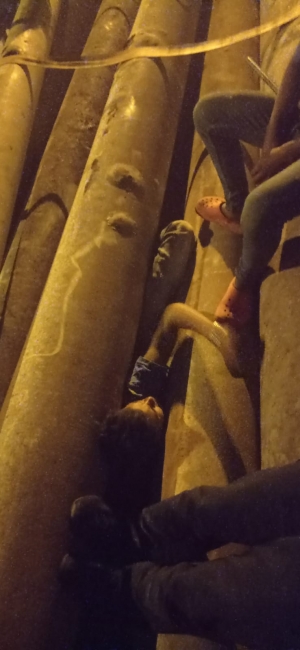 Venezolano que viajaba como polizón en un tracto camión quedó atrapado en tubería petrolera